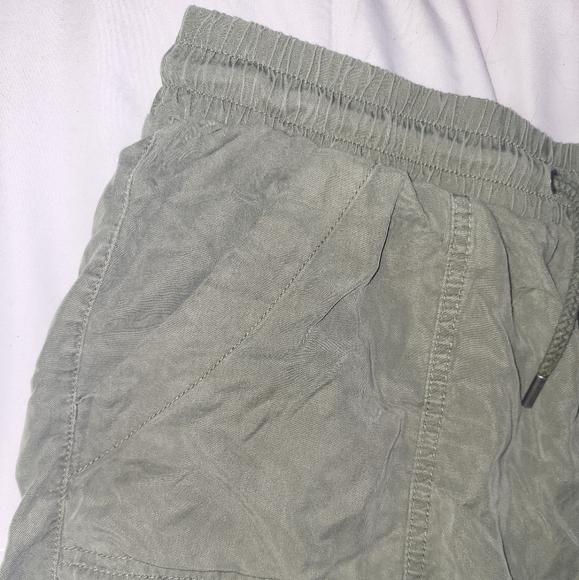 Medium Universal Thread Green Flowy Cargo Shorts - Picture 2 of 6